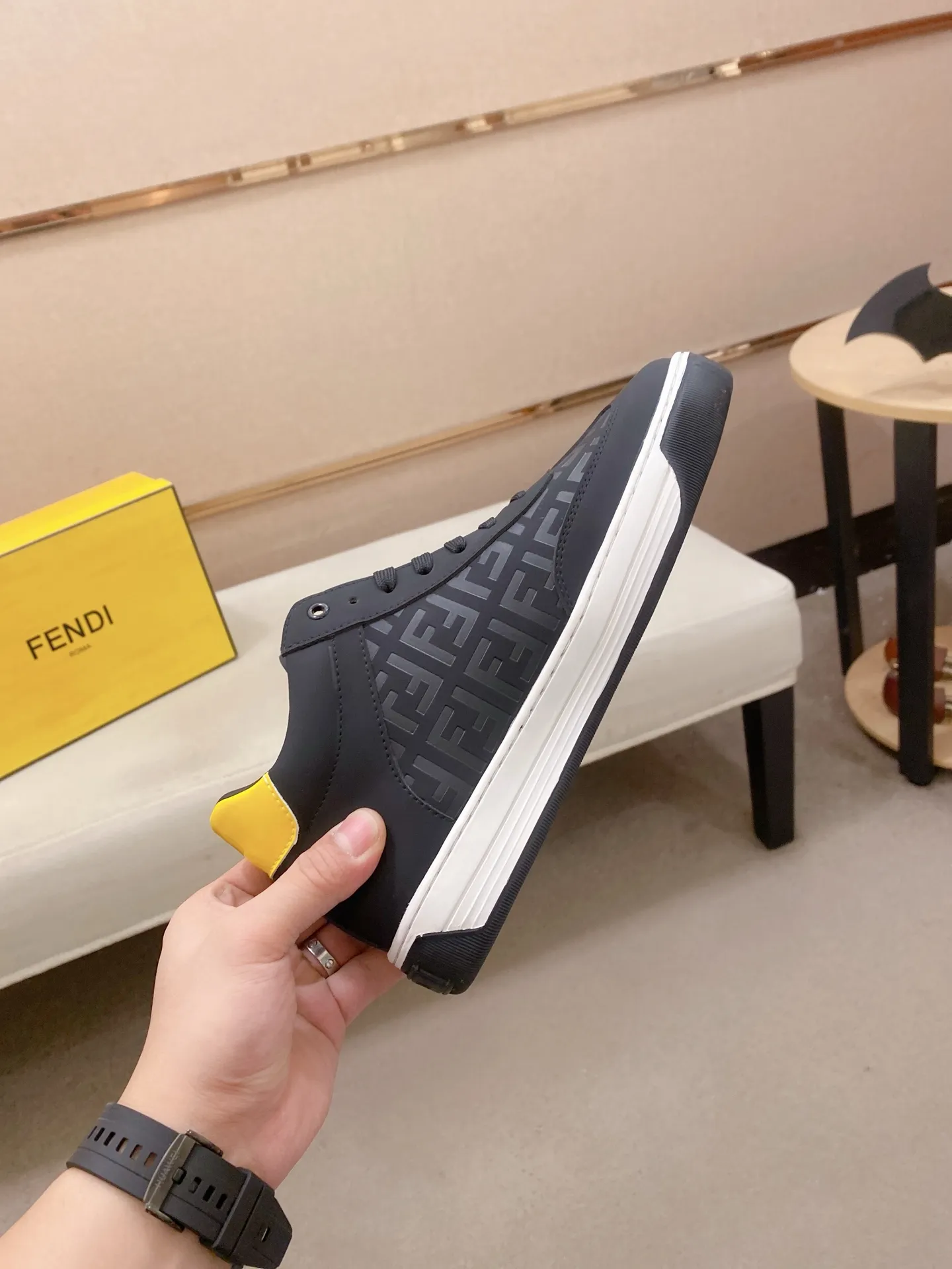 Factory price: 420💰[Fendi] Fendi’s latest men’s casual shoes! Available at counters simultaneously! A one-to-one replica of the original. All imported official website one-to-one cowhide fabric. The interior is made of top-grade sheepskin, and the original factory-supplied rubber outsole is used. Leading new fashion concepts. Matching code: 38-44. (can be customized for 45 non-refundable)